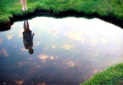 Ανακαλύψτε το νόμο του καθρέφτη για να είστε ευτυχισμένοι