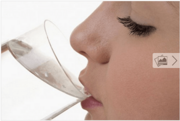 8 σημάδια που μαρτυρούν ότι δεν πίνετε αρκετό νερό