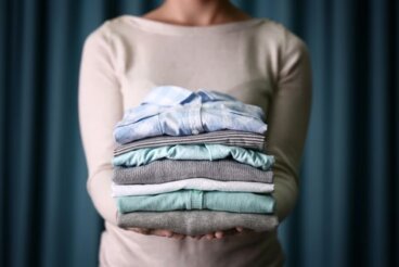 Γιατί είναι κακό να στεγνώνετε τα ρούχα μέσα στο σπίτι