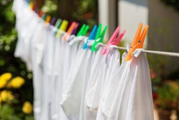 8 κόλπα για να κάνετε τα λευκά ρούχα πιο λαμπερά