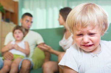 Οι συνέπειες του να τσακώνεστε μπροστά στο παιδί σας