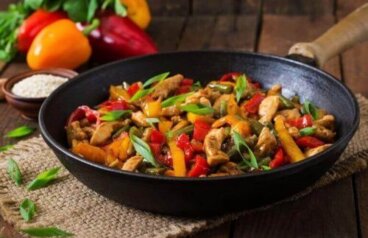 Φτιάξτε ένα γευστικό πιάτο με κοτόπουλο και λαχανικά