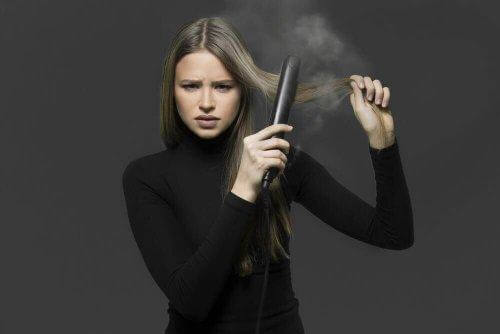 Τέσσερις τρόποι να ισιώσετε τα μαλλιά σας φυσικά χωρίς σίδερο