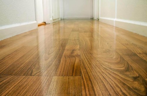 Τέσσερις τρόποι για να σφραγίσετε τα ξύλινα πατώματα