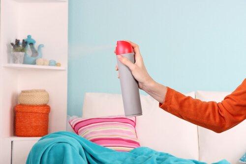 5 τρόποι για να ξεφορτωθείτε τη μυρωδιά υγρασίας από το σπίτι