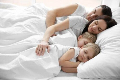 Παιδιά που κοιμούνται στο ίδιο κρεβάτι με τους γονείς τους