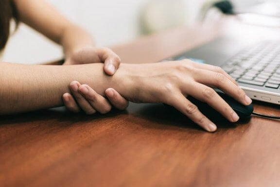 Πέντε ασκήσεις για την ανακούφιση του πόνου του καρπιαίου σωλήνα