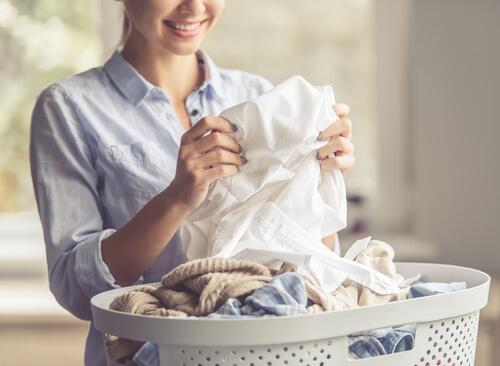 Λεκέδες από λάδι από τα ρούχα: πώς να τους αφαιρέσετε