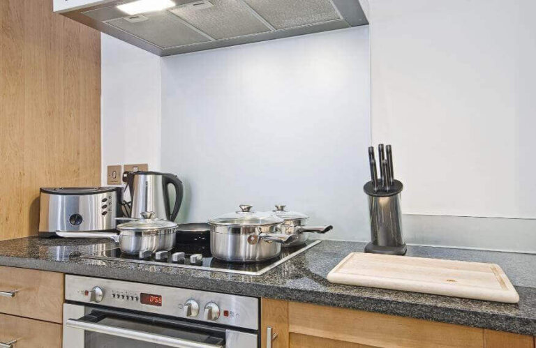 6 φυσικά προϊόντα για να αφαιρέσετε το λίπος από τους πάγκους σας