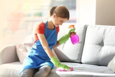 5 τρόποι για να αφαιρέσετε τη σκόνη από τα έπιπλα