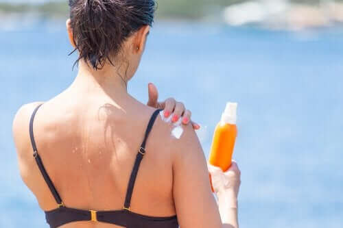 Πώς να λευκάνετε τα σκούρα σημεία του δέρματος