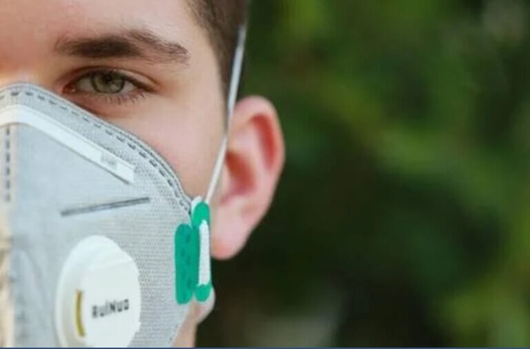 Βλέποντας τον κόσμο μέσα από μια μάσκα