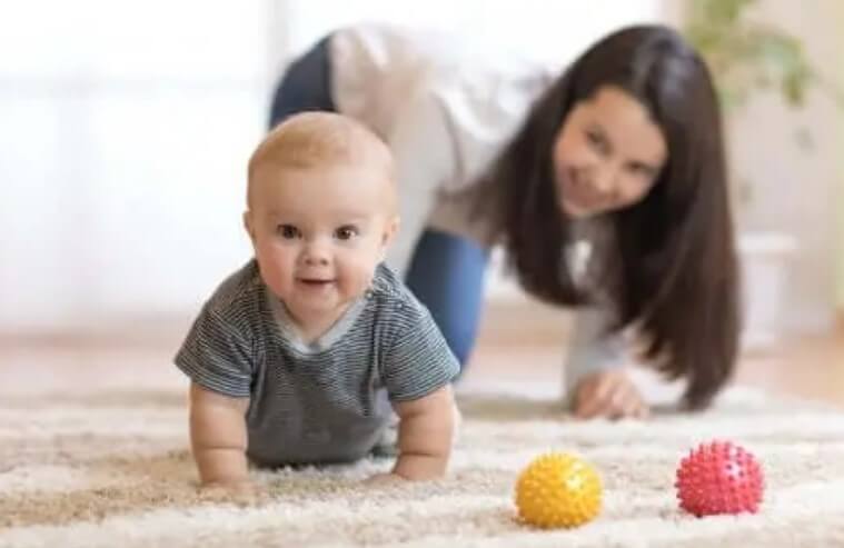 Πώς να ενθαρρύνετε το μωρό σας να μπουσουλήσει