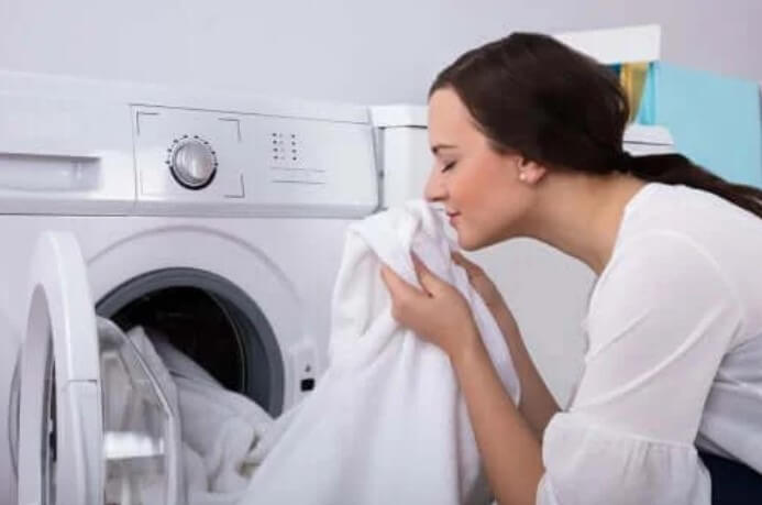 Πώς να ξεφορτωθείτε τη μυρωδιά μούχλας από τα ρούχα