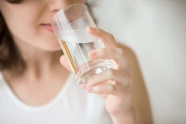 Τι κερδίζετε όταν πίνετε νερό με άδειο στομάχι;