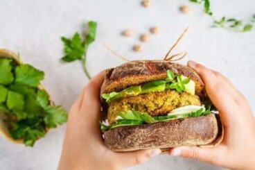 Δύο βέγκαν μπιφτέκια για burgers που πρέπει να δοκιμάσετε