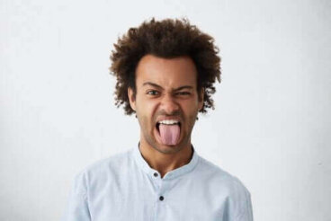 Μάθετε τι είναι τα μαύρα σημάδια στη γλώσσα