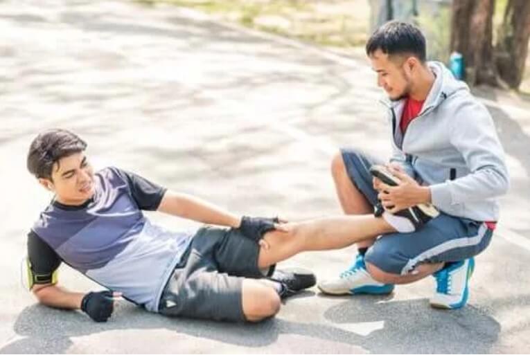 Γιατί παθαίνω κράμπες στα πόδια: Τι φταίει;