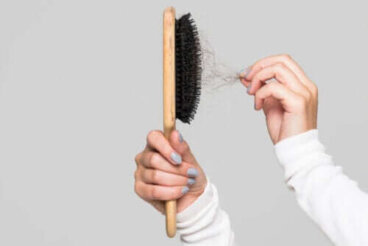 Κόλπα για το πώς να καθαρίζετε τη βούρτσα μαλλιών σας