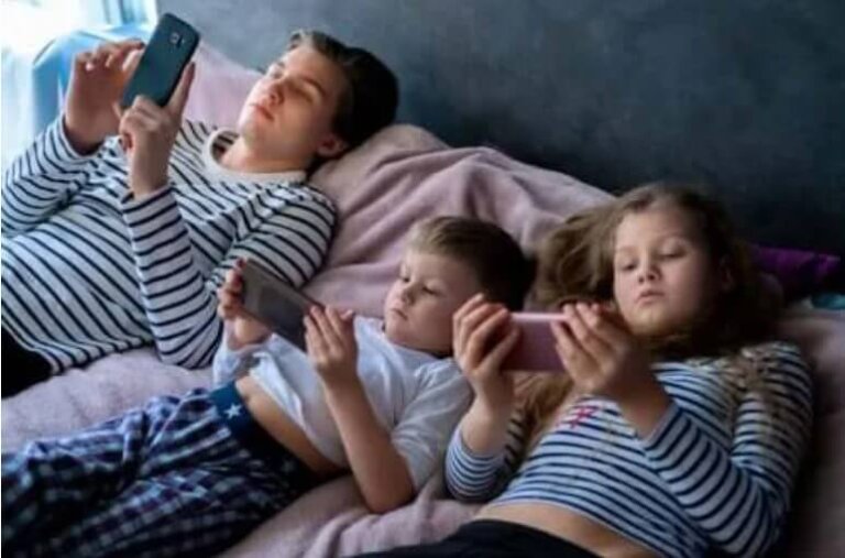 Υπερβολική έκθεση σε οθόνες κατά την παιδική ηλικία