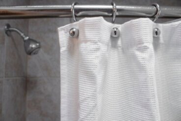 Πώς να καθαρίσετε τις κουρτίνες μπάνιου από τη μούχλα