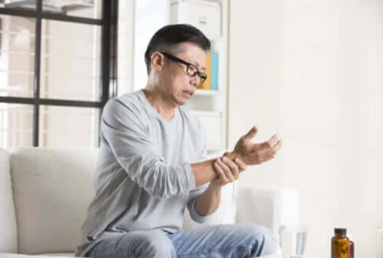 Χέρια που μουδιάζουν: Γιατί μπορεί να συμβαίνει κάτι τέτοιο