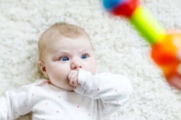 Ανακαλύψτε για ποιο λόγο τα μωρά κοιτάζουν επίμονα κάπου