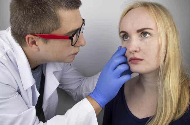 Γιατρός εξετάζει τα μάτια γυναίκας Τι είναι η χημειοποίηση του επιπεφυκότα;