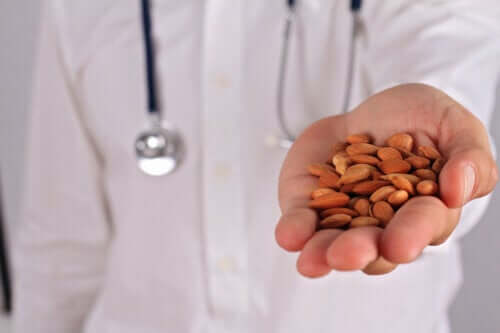 Laetrile ή αμυγδαλίνη: Χρήσεις, ιδιότητες και κίνδυνοι