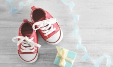 Είναι καλό ή κακό να περπατούν ξυπόλυτα τα παιδιά;