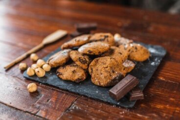 2 τρόποι για να φτιάξετε μπισκότα σοκολάτας με αλεύρι ρεβιθιού