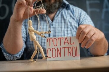 Πώς να αναγνωρίσετε ένα άτομο που θέλει να ελέγχει τα πάντα