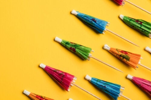 Πώς να φτιάξετε ομπρέλες για να διακοσμήσετε κοκτέιλ