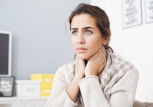 7 φυσικές θεραπείες για να καταπραΰνουν την οξεία αφωνία