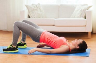 7 ασκήσεις για να συσφίξετε τους γλουτούς σας στο σπίτι