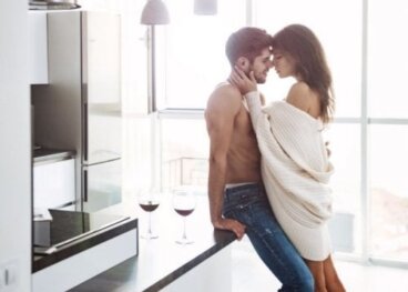 6 θέσεις για να κάνετε σεξ στα όρθια