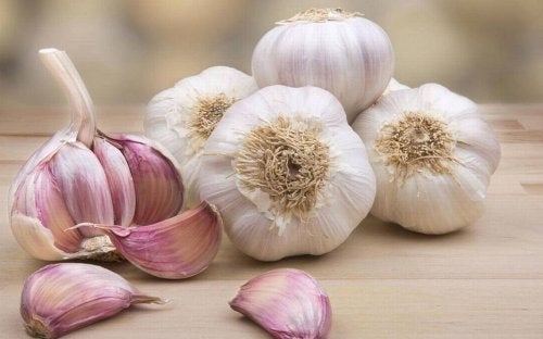 Πώς να χρησιμοποιήσετε το σκόρδο για τη θεραπεία της υπέρτασης