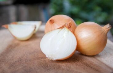 6 τρόποι για να καθαρίσετε το σπίτι σας με κρεμμύδια