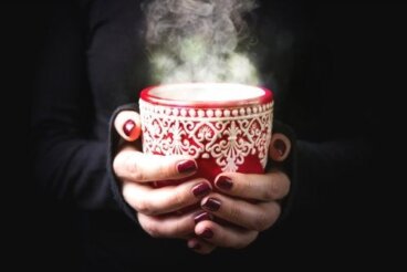 5 ζεστά και κρύα ροφήματα για να καταπραΰνετε τον πονόλαιμο