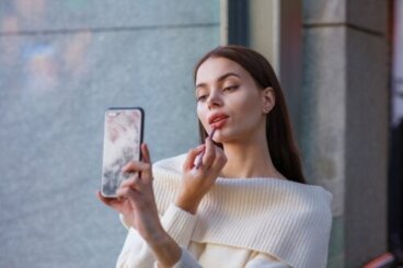 Pouty Lips: Η δημοφιλής τάση μακιγιάζ των χειλιών στο TikTok