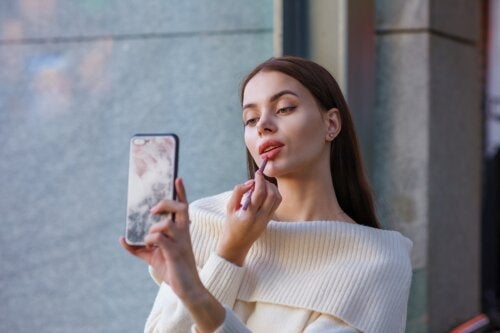 Pouty Lips: Η δημοφιλής τάση μακιγιάζ των χειλιών στο TikTok