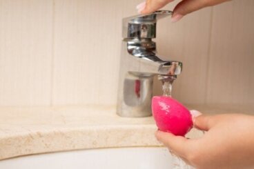 Πώς να καθαρίσετε το beauty blender χωρίς να το καταστρέψετε