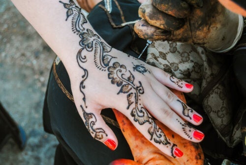 Μαύρη χέννα για τατουάζ: Ποιοι είναι οι κίνδυνοι;