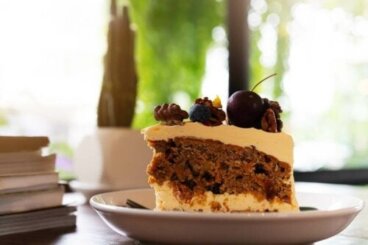 Κέικ καφέ χωρίς ζάχαρη με βατόμουρα