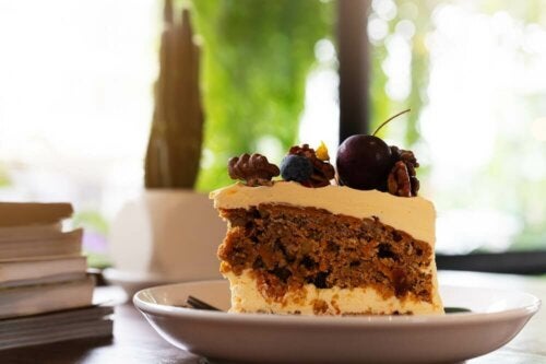 Κέικ καφέ χωρίς ζάχαρη με βατόμουρα