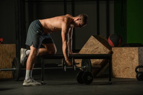 Πώς να κάνετε το kickback των τρικέφαλων