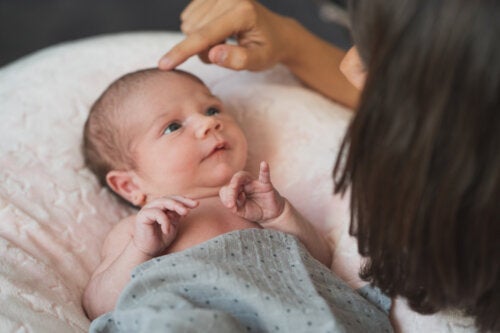 Πότε τα μωρά μαθαίνουν να αναγνωρίζουν τους γονείς τους;