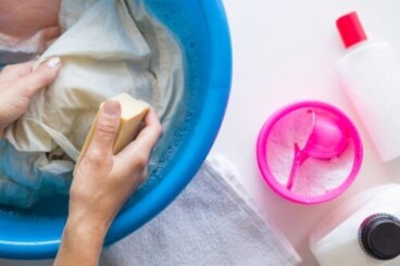 Πώς να αφαιρέσετε τους λεκέδες ρητίνης από τα ρούχα σας