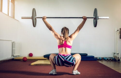 Overhead squat: Η τεχνική, τα πλεονεκτήματα και οι παγίδες