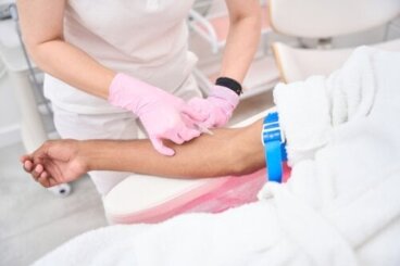 Θεραπευτική φλεβοτομή: Τι είναι και πότε συνιστάται αυτή η θεραπεία;